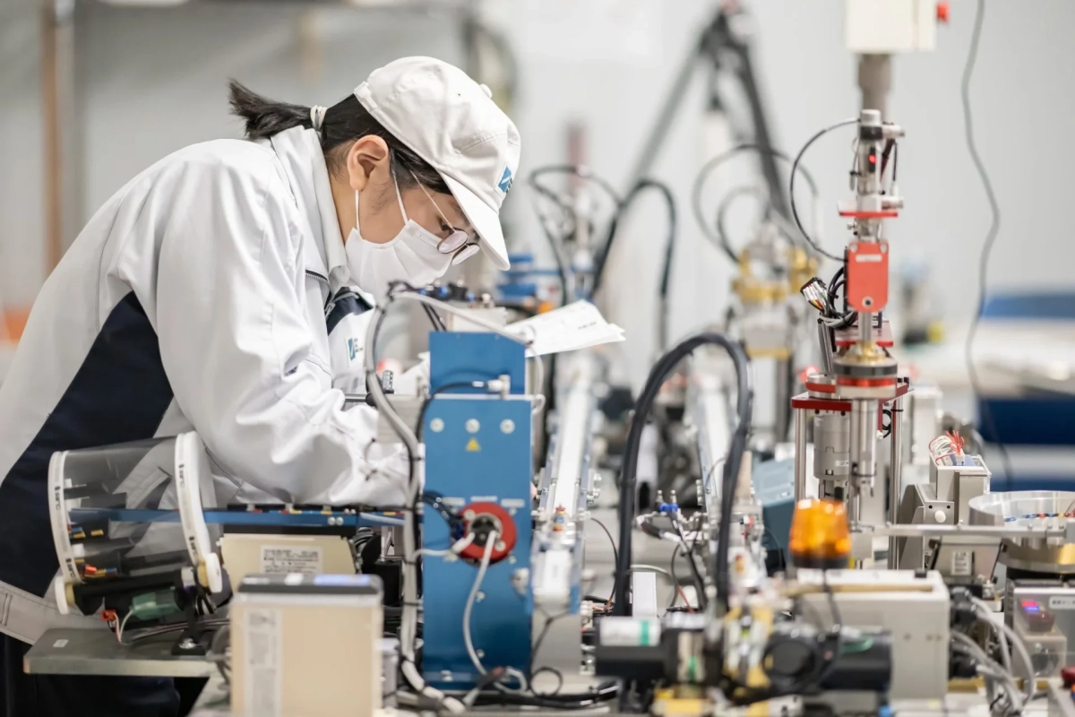 精密な機械装置を点検する作業員