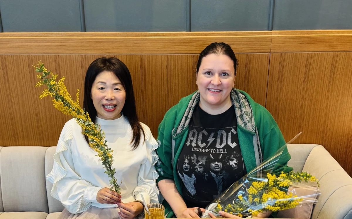 ミモザの花を持つ女性たち