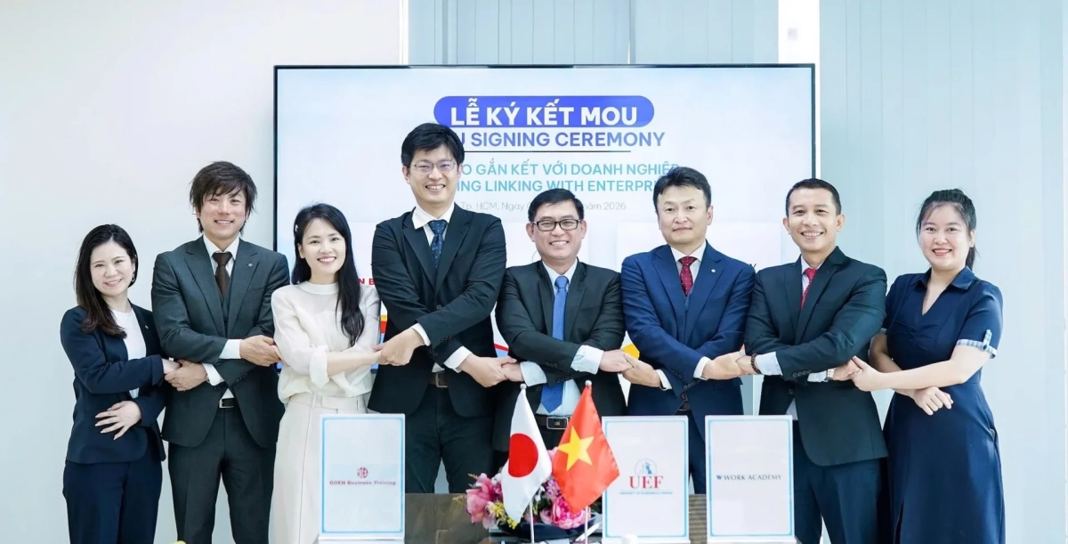 連携を祝う集合写真