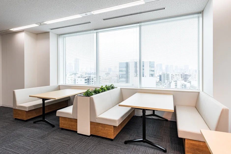 明るくモダンなオフィス内の休憩・ミーティングスペース