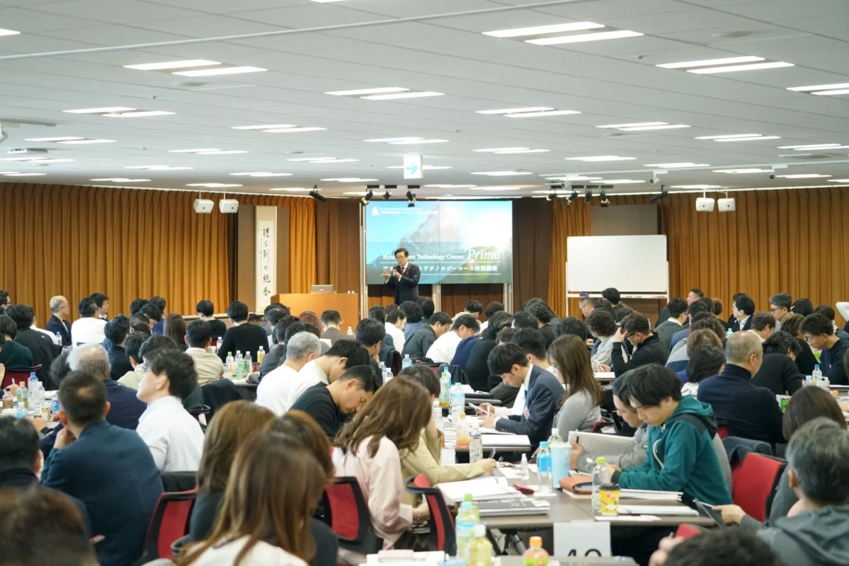 セミナーで講演する様子