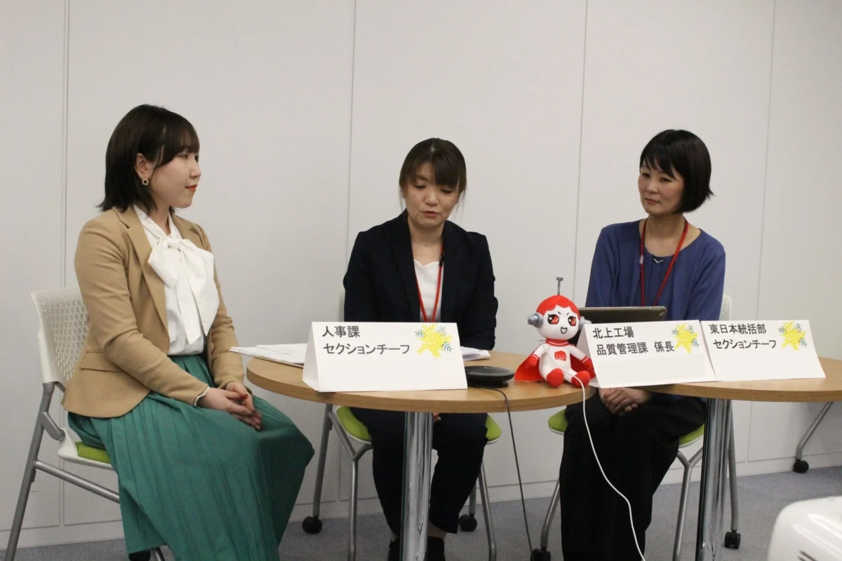パネルディスカッションに参加する女性社員