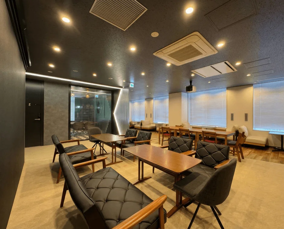 モダンで広々としたラウンジまたはコワーキングスペース