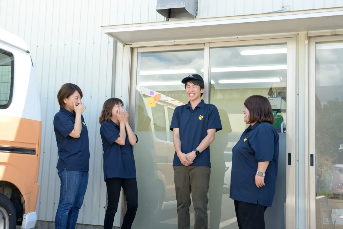 スタッフが笑顔で談笑する様子