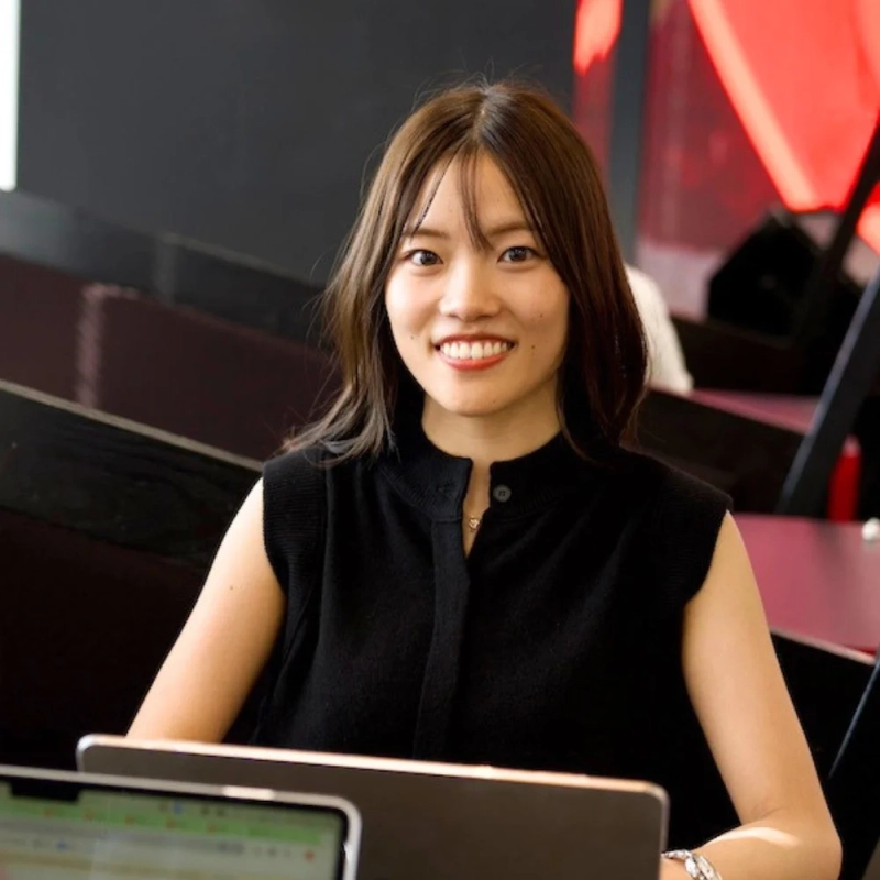 オフィスで笑顔の女性