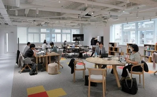 モダンなオープンスペースのオフィス