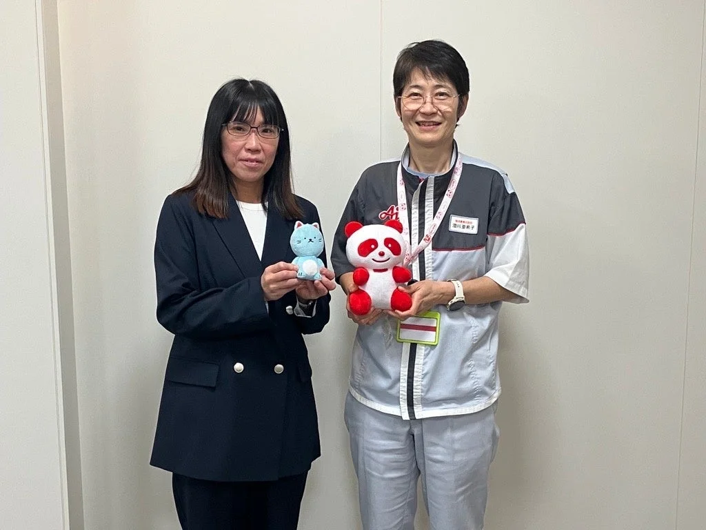 女性2名とぬいぐるみ、オフィス風景