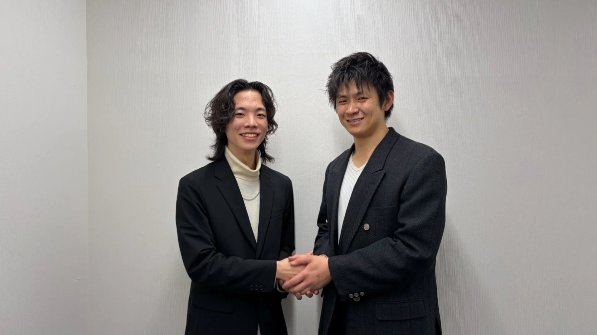 握手する2人の男性