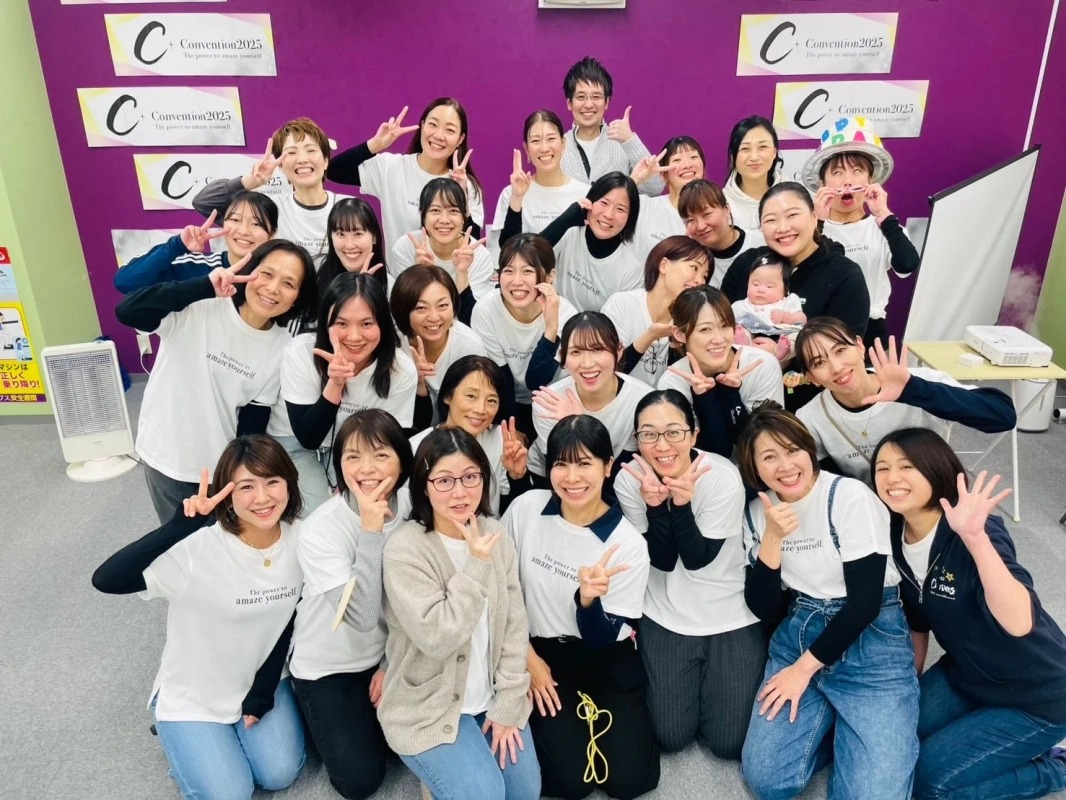 楽しげな女性グループの集合写真