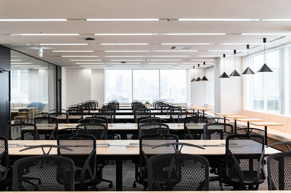 現代的で広々としたオフィススペース