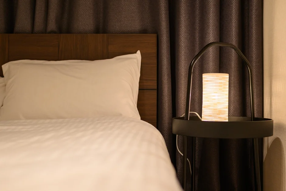 モダンで清潔感のある寝室