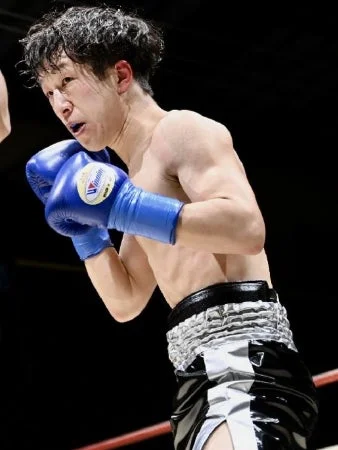 ボクシングをする金 起徹氏