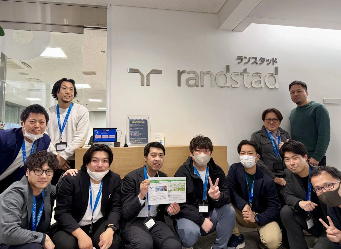 ランスタッドのオフィスで撮影された、複数の日本人男性の集合写真