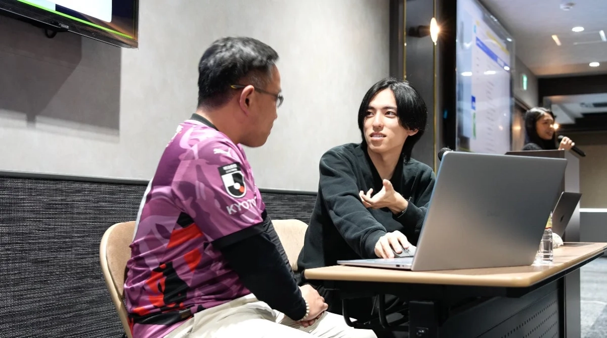 会議室で男性が会話している様子