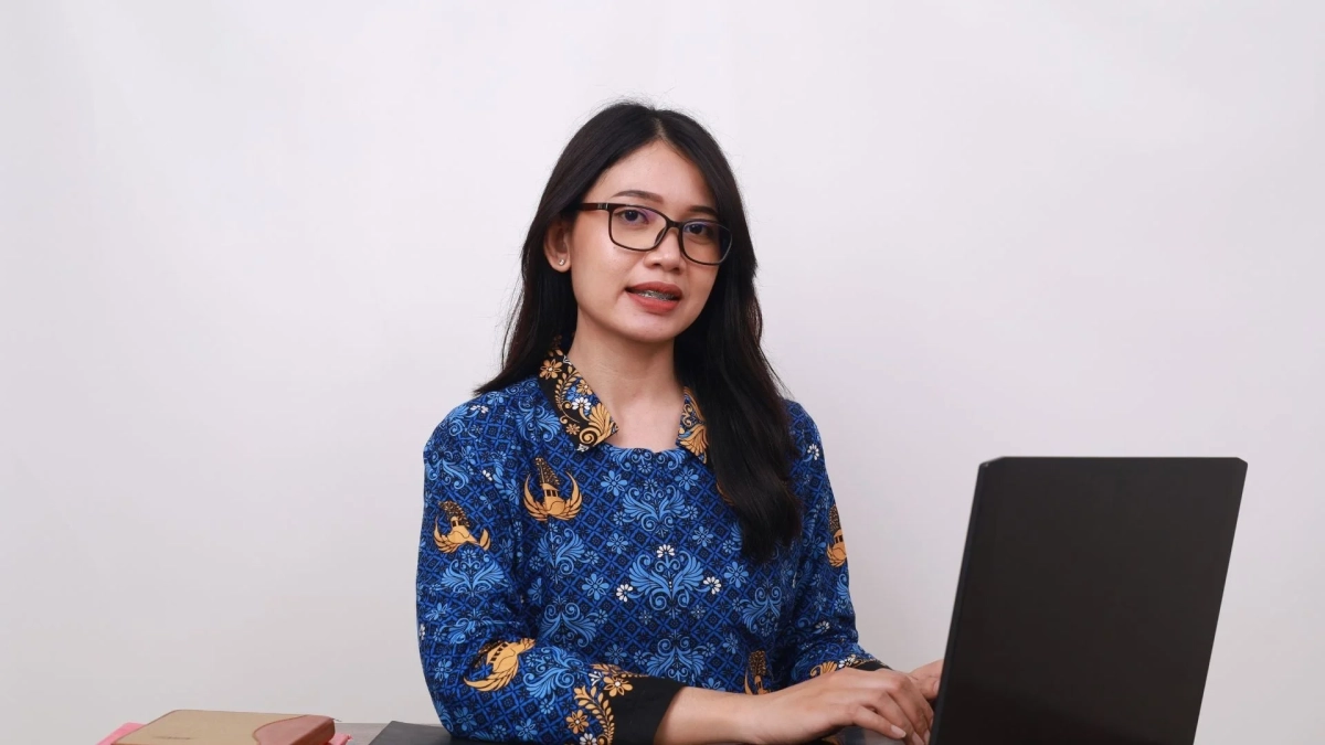 ノートパソコンの前に座るアジア人女性