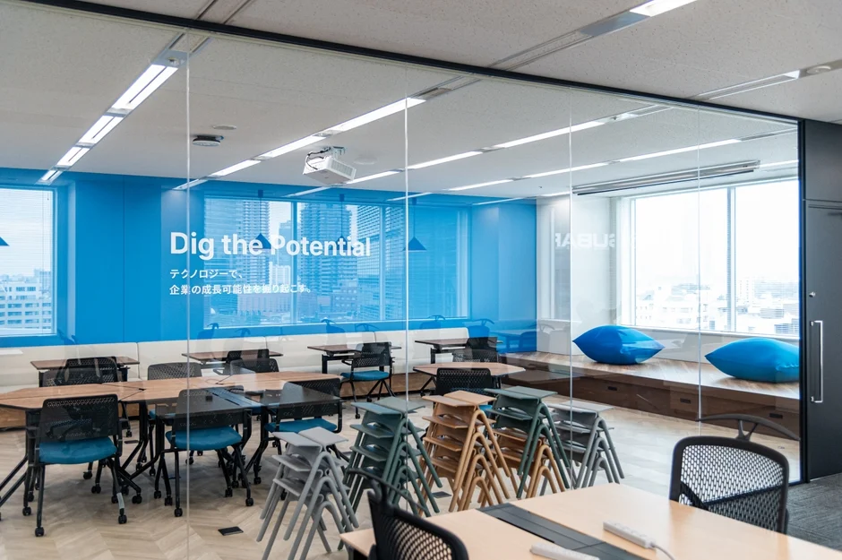 青を基調としたモダンなオフィスまたはセミナールーム