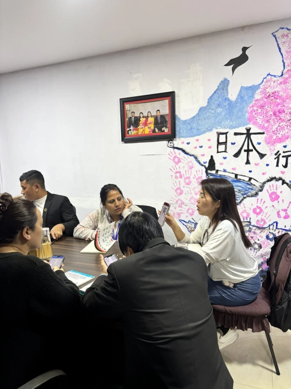 会議で話し合う人々