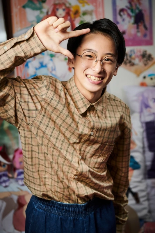 笑顔でVサインをする龍