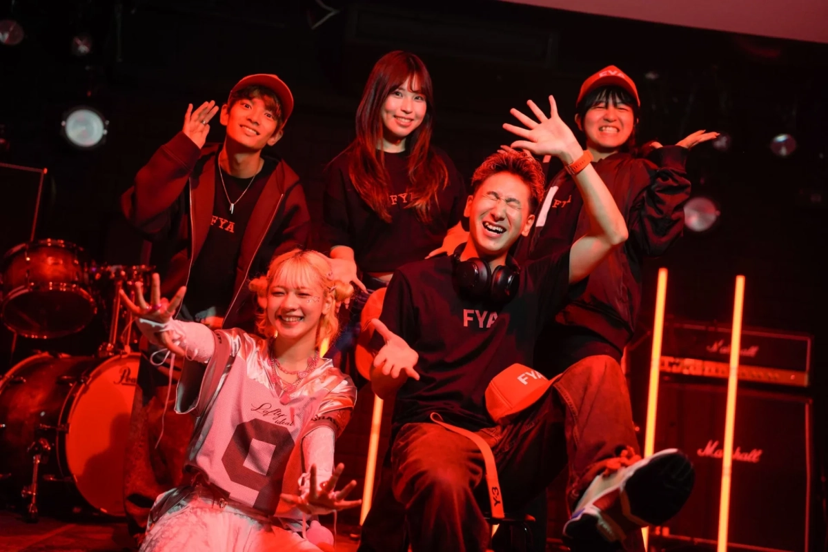 ステージ上の若者グループ