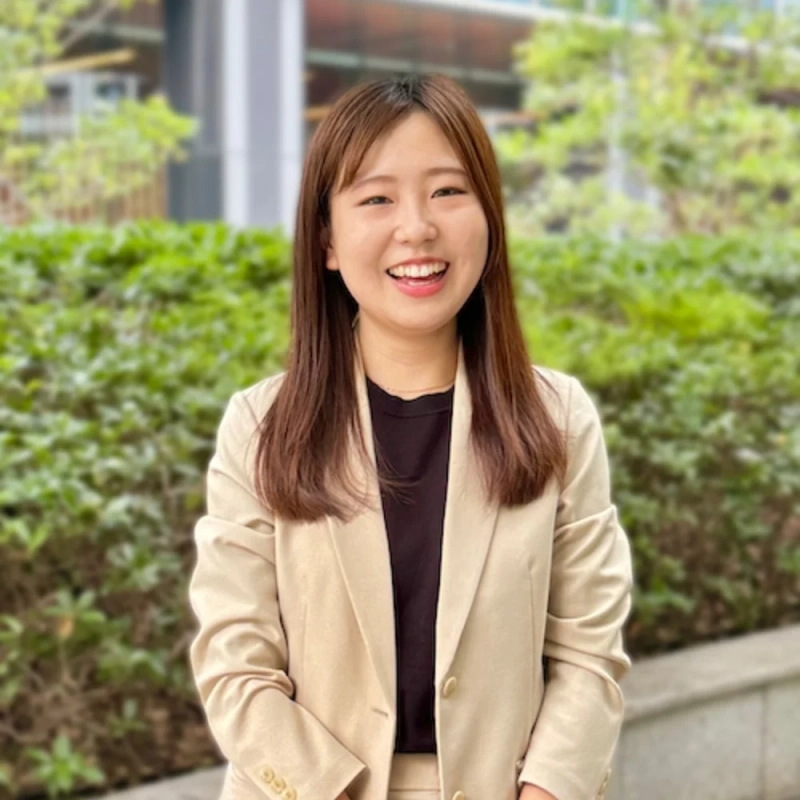 屋外で微笑む女性