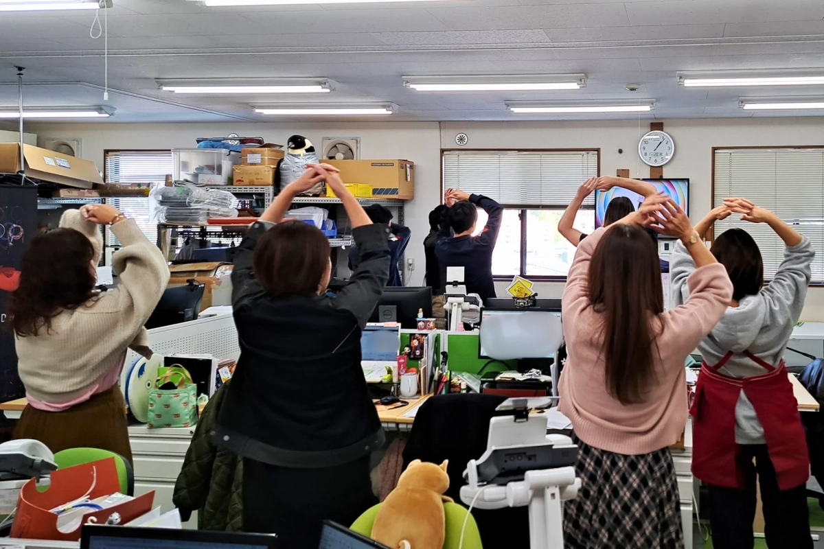 オフィスでストレッチをする様子