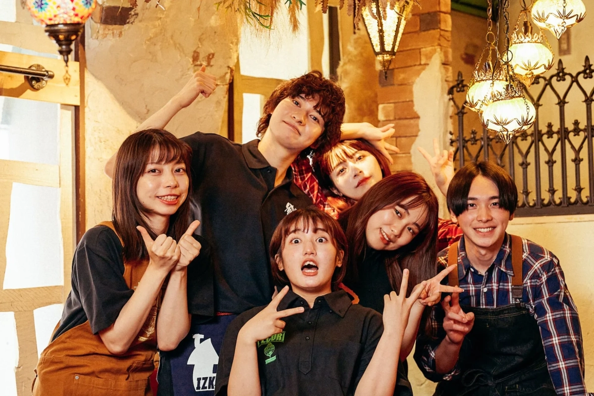 飲食店で働く若者たち