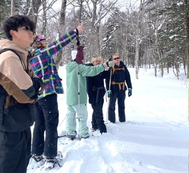 雪山でアウトドア活動をする人々