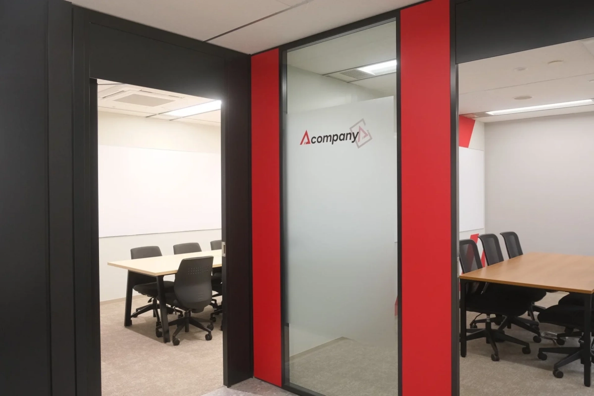 モダンなオフィス空間にAcompanyロゴ