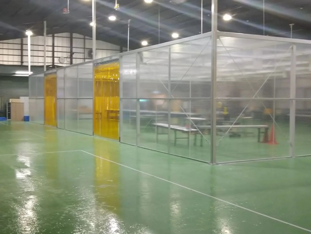 工場内のビニールブース