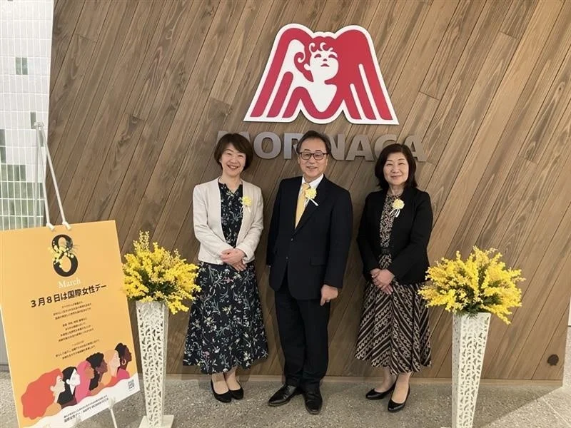 国際女性デーの飾り付けと社員3名
