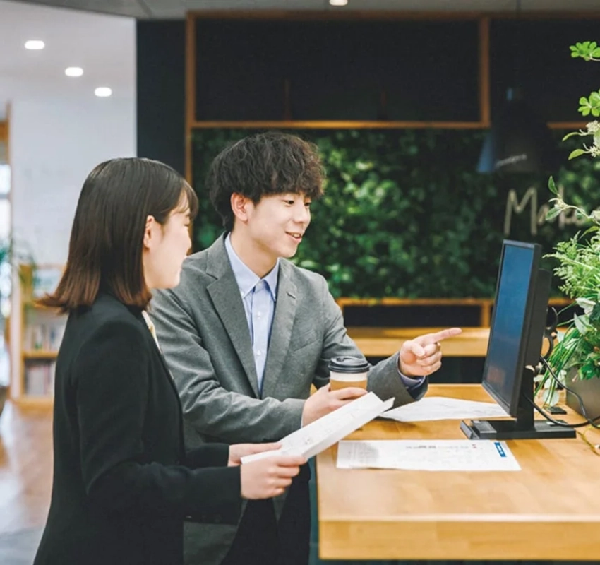 モダンなオフィスで議論するビジネスパーソン