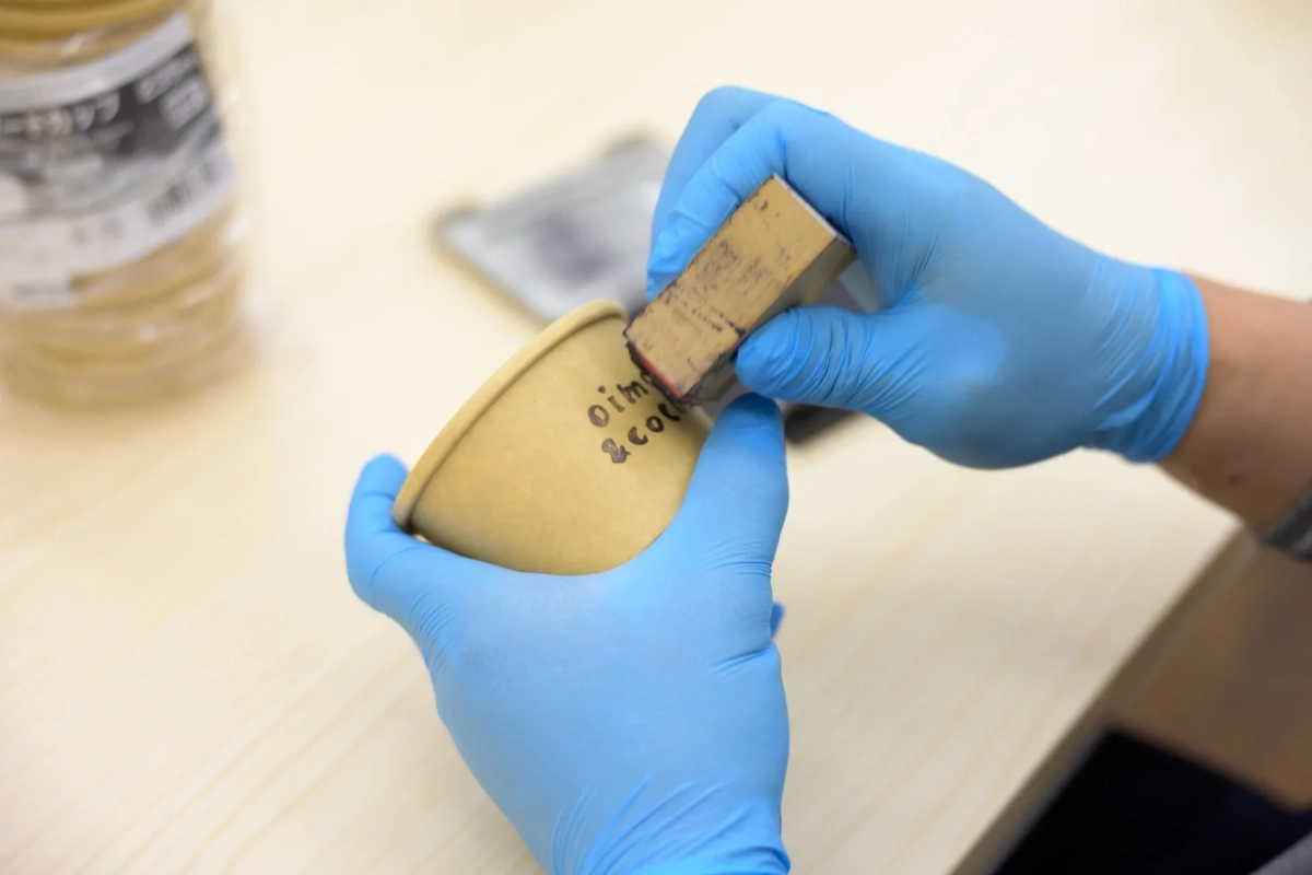 紙コップにスタンプを押す作業