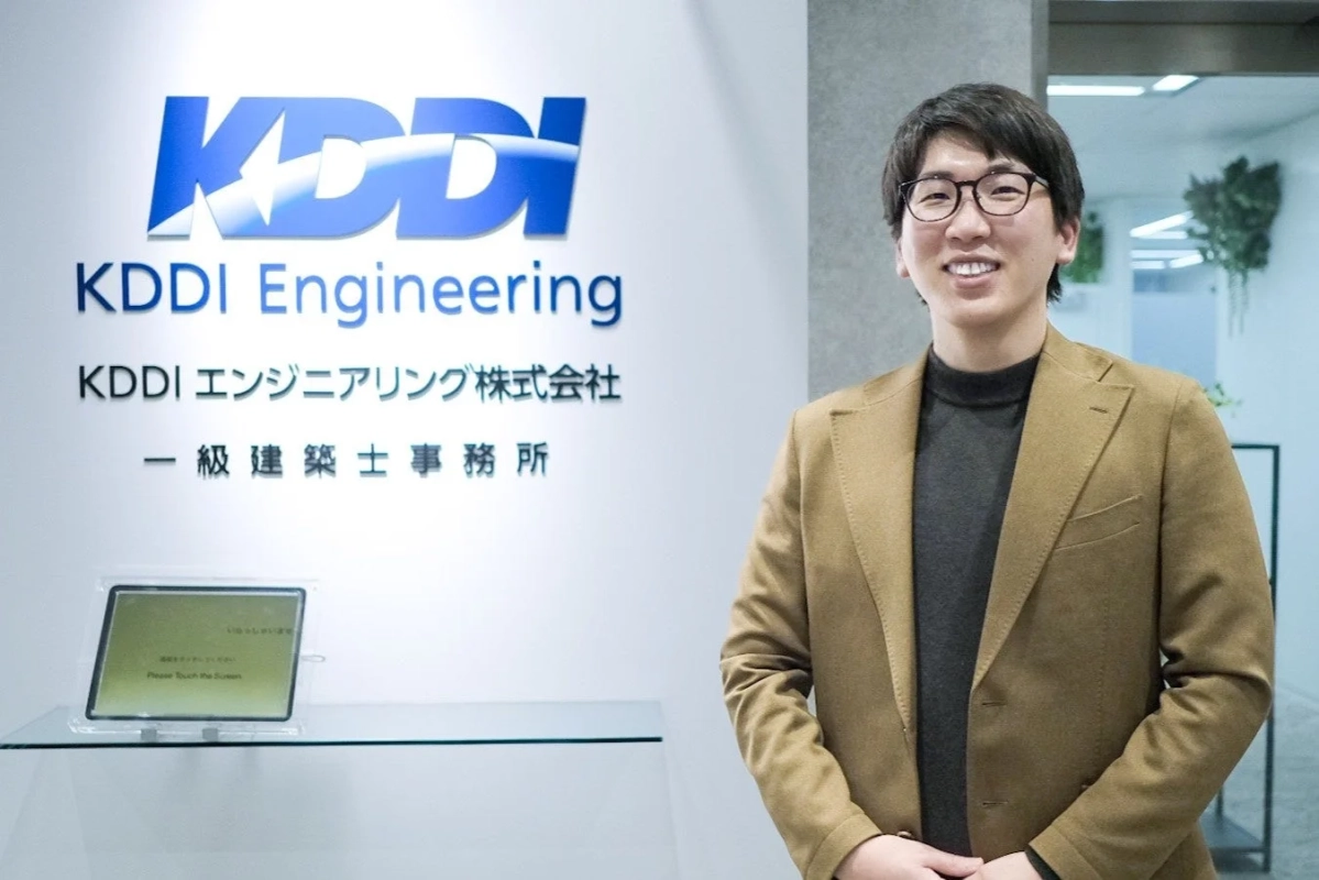 KDDI Engineeringのオフィスで笑顔の男性