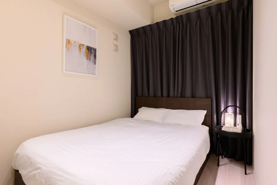 シンプルで落ち着いた寝室