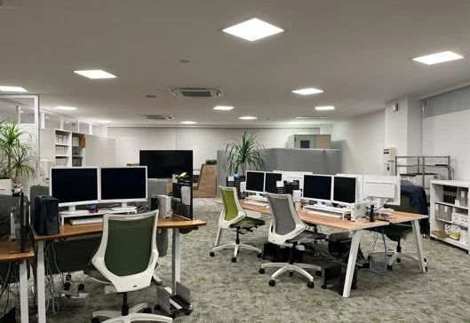 広々とした現代的なオフィス空間