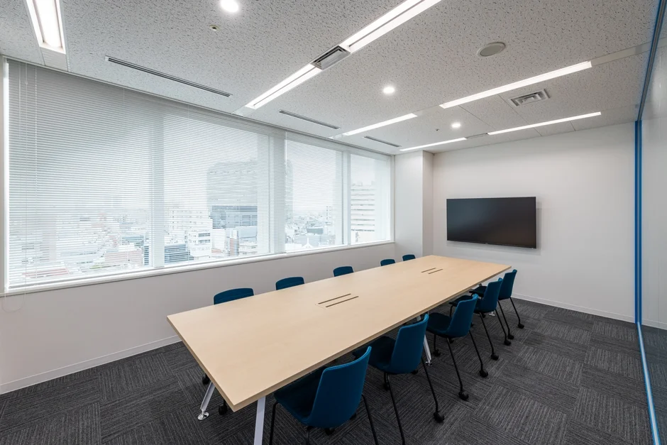 広々としたモダンなオフィス会議室の様子