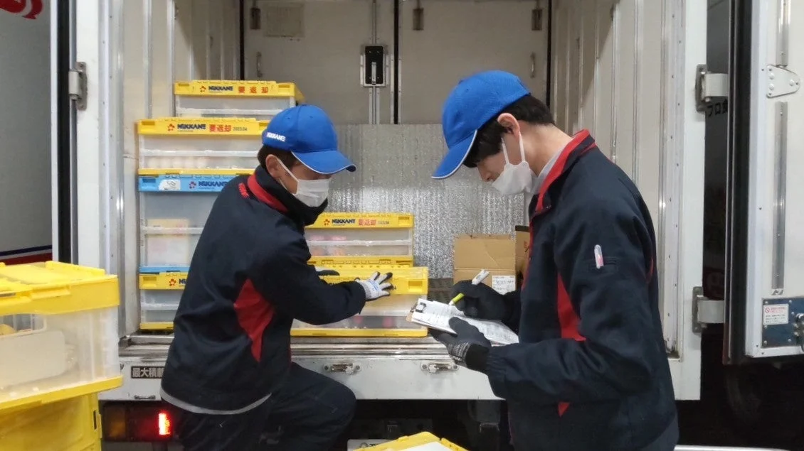 トラック荷台での作業風景