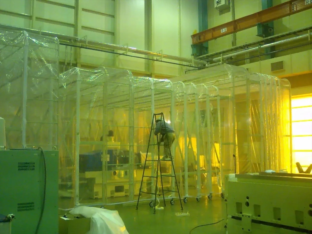 工場内の作業風景