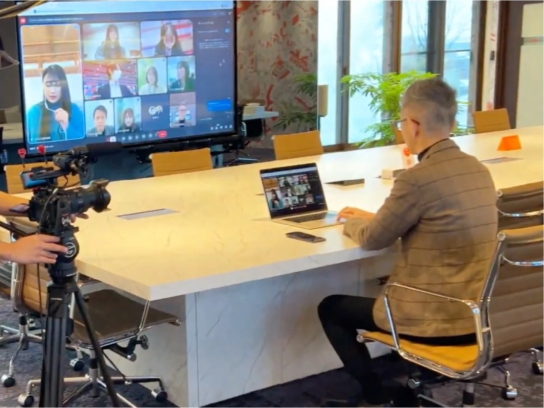 会議室でオンライン会議に参加している様子