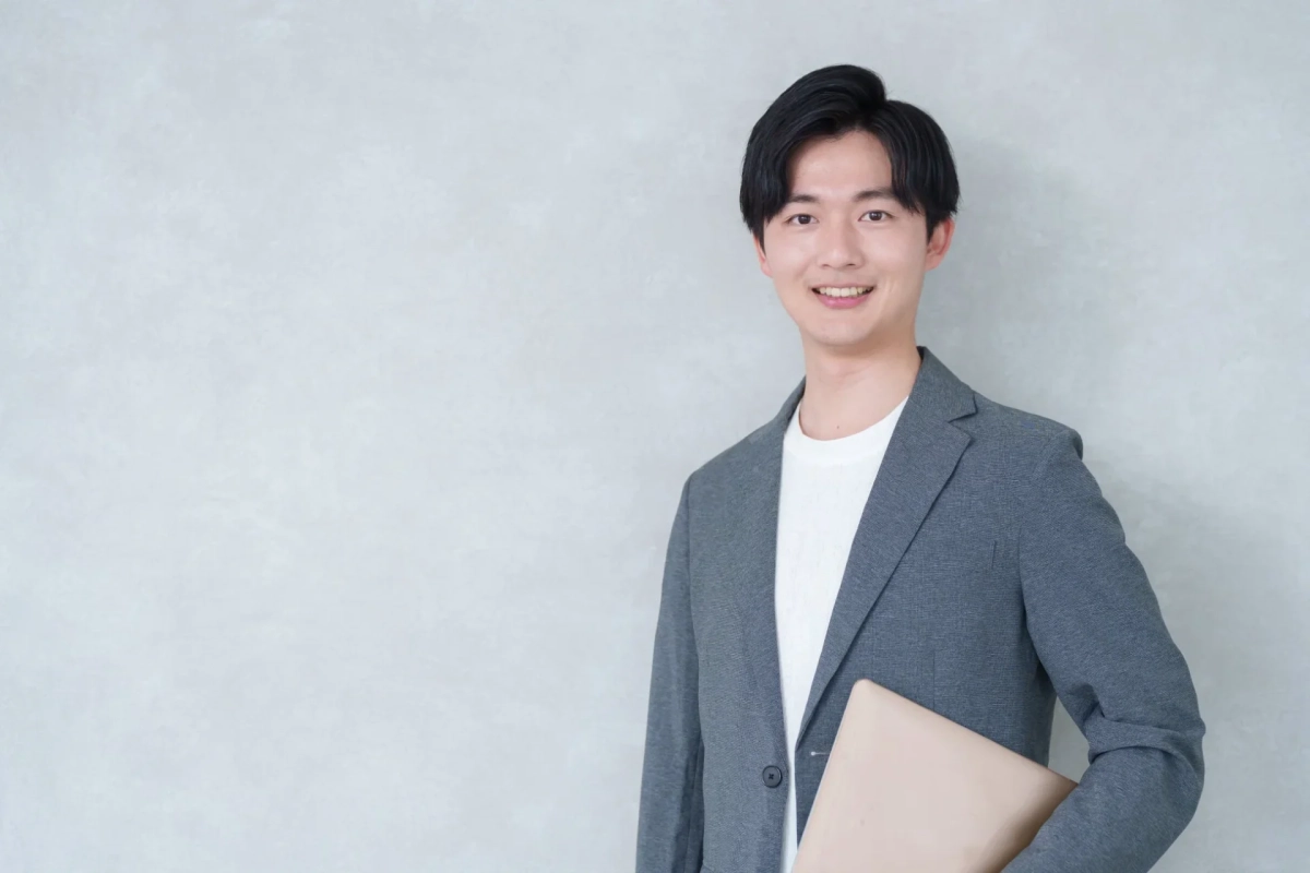 書類を抱える男性のポートレート