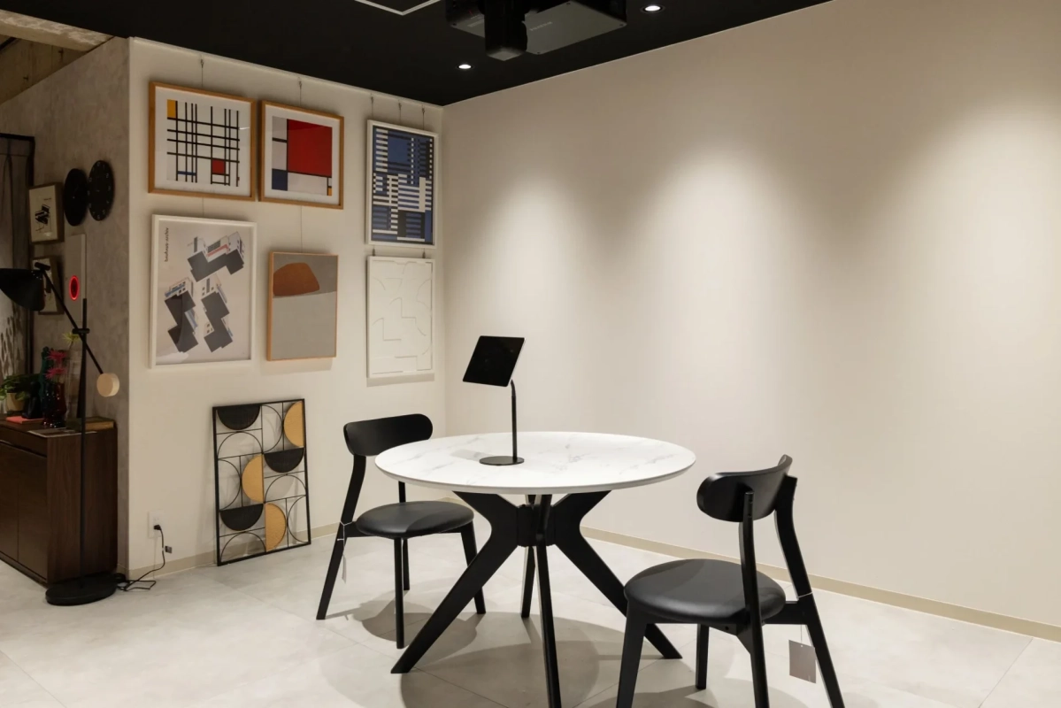 アート作品が飾られた空間