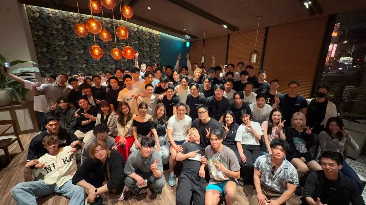 パーティーで笑顔を見せる従業員たち