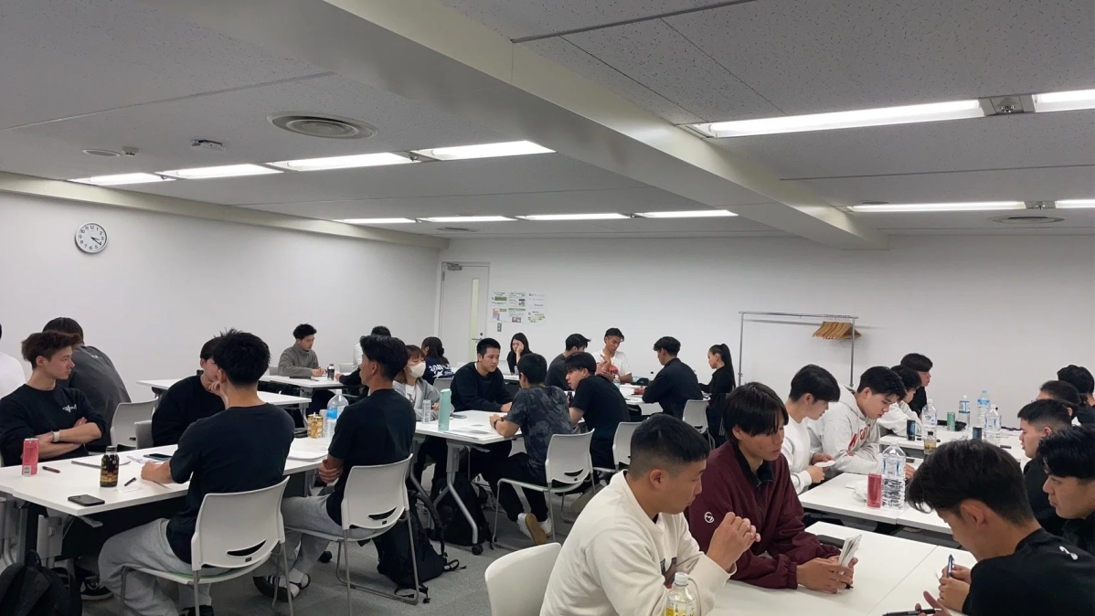 セミナーで学ぶ従業員たち