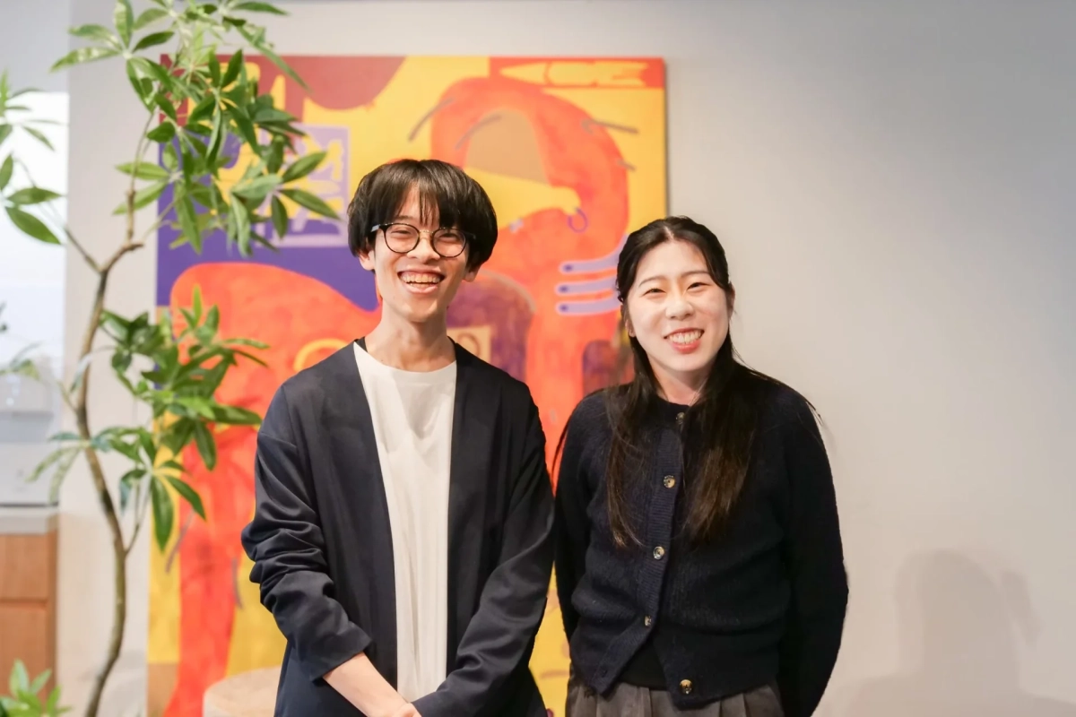 笑顔の男女二人