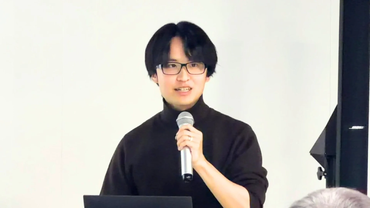 プレゼンテーションを行う男性