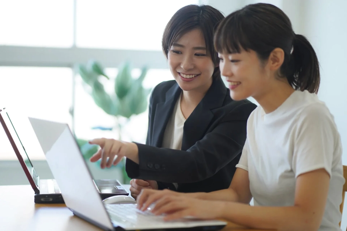 オフィスでPC作業する女性たち