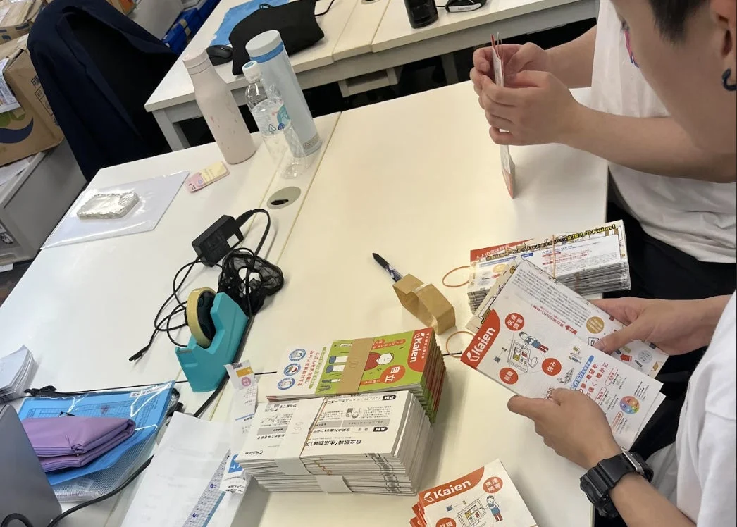 オフィスで資料を準備する様子