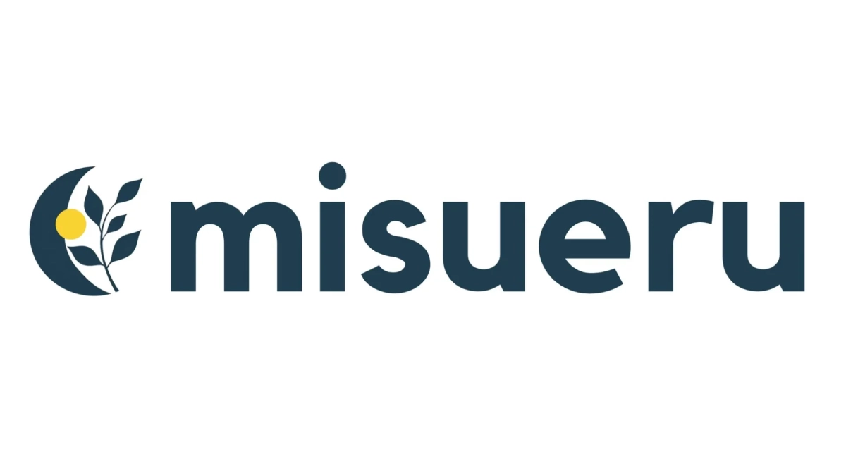 ミスエルのロゴ。紺色の「misueru」というテキストと、月と植物のモチーフが組み合わされています。