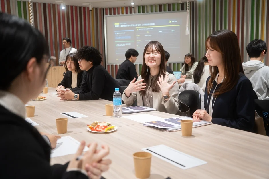 会議、セミナー、ワークショップで議論する若者たち