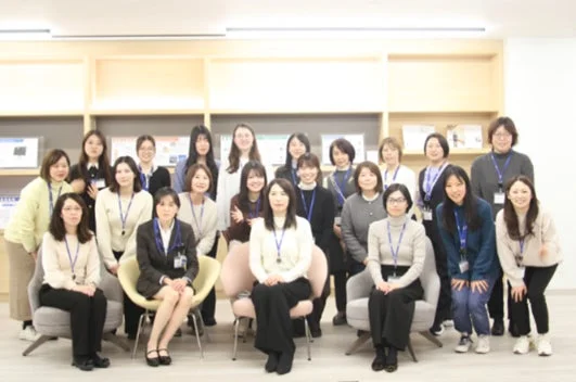 女性たちの集合写真